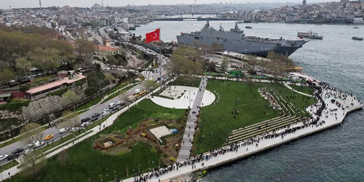 TCG Anadolu gemisi için kuyruk oluştu