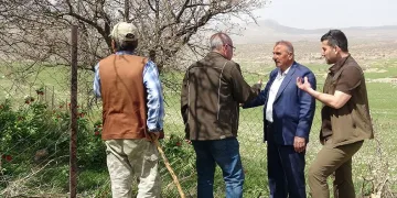 Köylüler başında nöbetçi oldu