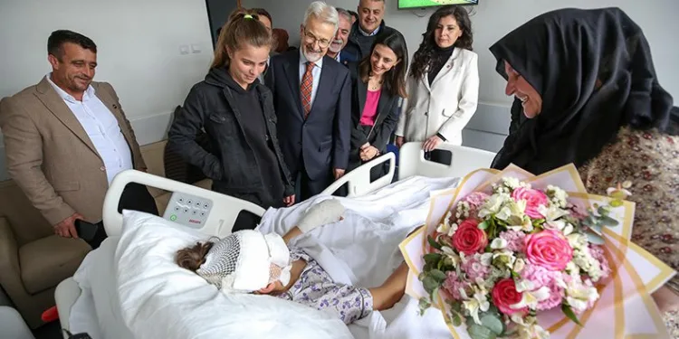 Turgay Erdem’den kazazede öğrencilere ziyaret