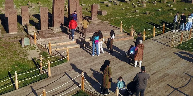 Dünyanın en büyük  mezarlığında bayram yoğunluğu