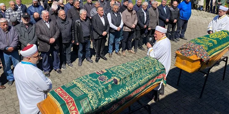 Ünlü oyuncunun anne babası son yolculuğuna uğurlandı