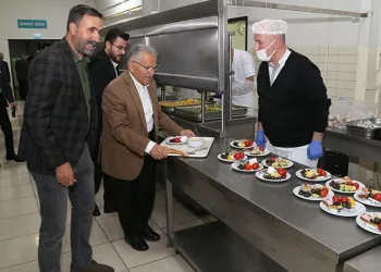Bakan Akar sahuru mobilya işçileriyle yaptı