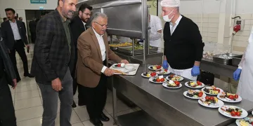 Bakan Akar sahuru mobilya işçileriyle yaptı
