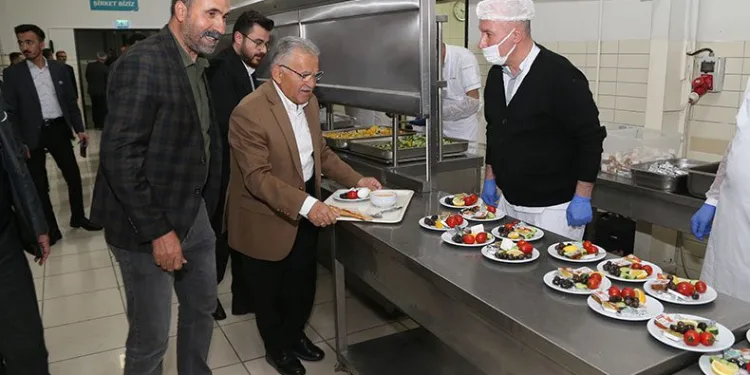 Bakan Akar sahuru mobilya işçileriyle yaptı