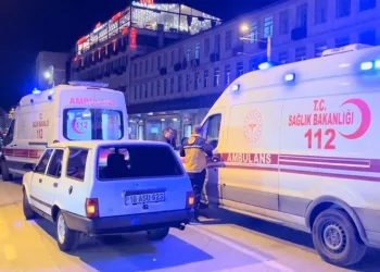 Bursa’da yolun karışısına geçen aileye otomobil çarptı
