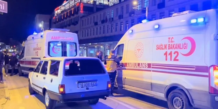 Bursa’da yolun karışısına geçen aileye otomobil çarptı