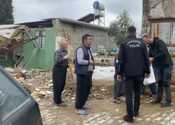 Polis ekipleri, depremzedelere destek oluyor