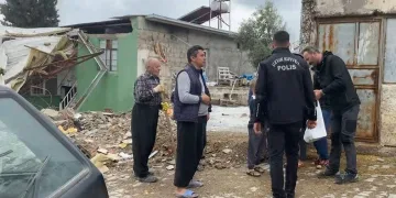 Polis ekipleri, depremzedelere destek oluyor