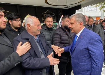 Bakan Koca halasının oğlunun cenazesine katıldı
