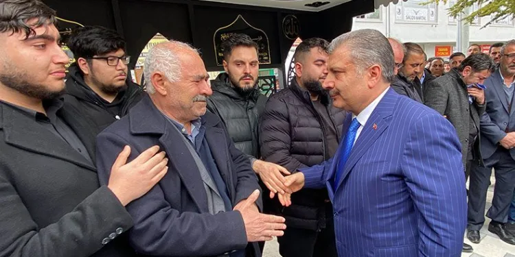 Bakan Koca halasının oğlunun cenazesine katıldı