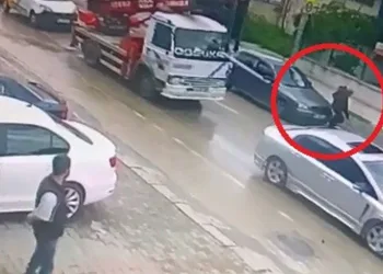 Bursa’da otomobilin çarptığı yaya metrelerce sürüklendi