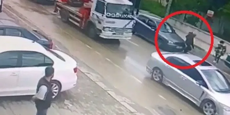 Bursa’da otomobilin çarptığı yaya metrelerce sürüklendi