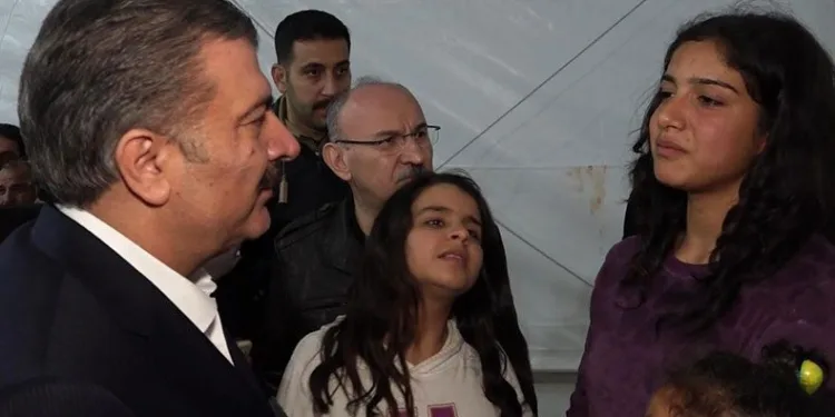 Depremzede çocuk Bakan Koca’yı duygulandırdı