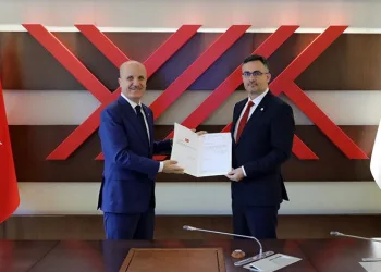 Rektör Çağlar mazbatasını aldı