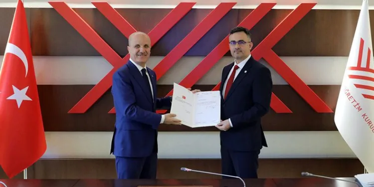 Rektör Çağlar mazbatasını aldı