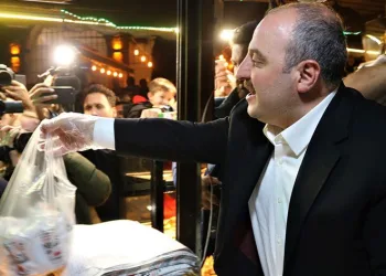 Mustafa Varank sahurda gençlerle buluştu