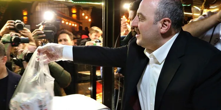 Mustafa Varank sahurda gençlerle buluştu