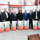 Bakanı Kirişci, üreticilere tohum dağıttı