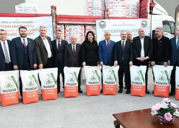 Bakanı Kirişci, üreticilere tohum dağıttı