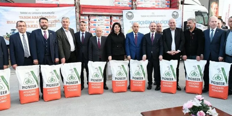 Bakanı Kirişci, üreticilere tohum dağıttı