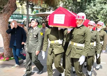 İstinat duvarına çarpan otomobil takla attı