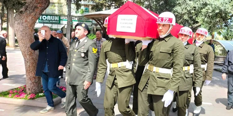 İstinat duvarına çarpan otomobil takla attı
