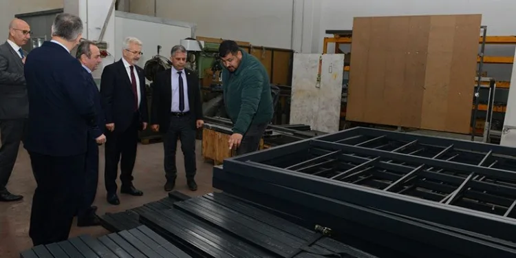 Samandağ’a 40 konteyner daha gönderdi