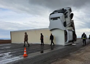 Tavuk eti yüklü tır yan yattı