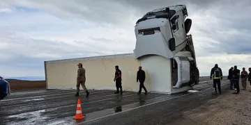 Tavuk eti yüklü tır yan yattı
