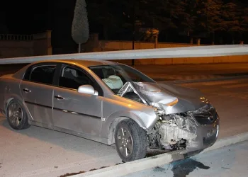 Çarptığı direk otomobilin üzerine devrildi