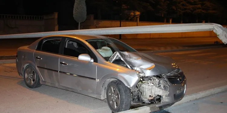 Çarptığı direk otomobilin üzerine devrildi