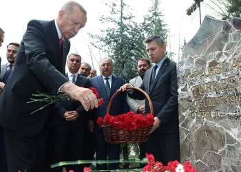 Erdoğan, Alparslan Türkeş’in mezarını ziyaret etti