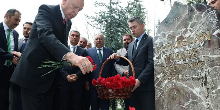 Erdoğan, Alparslan Türkeş’in mezarını ziyaret etti