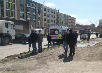 Beton mikseri otomobil ile çarpıştı