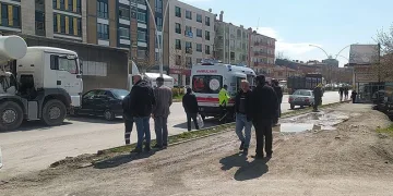 Beton mikseri otomobil ile çarpıştı