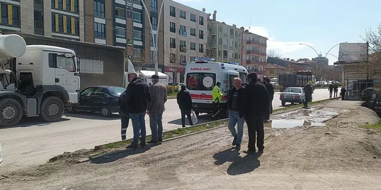 Beton mikseri otomobil ile çarpıştı