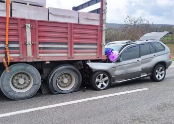 Otomobil tıra ok gibi saplandı