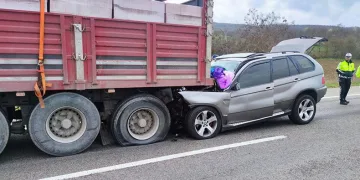 Otomobil tıra ok gibi saplandı