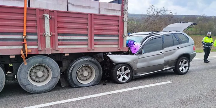 Otomobil tıra ok gibi saplandı