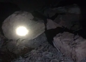 Kaya parçaları karayoluna düştü