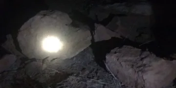 Kaya parçaları karayoluna düştü