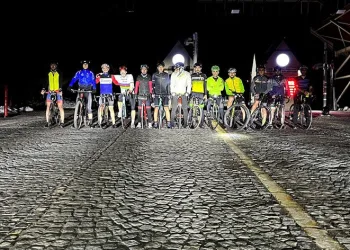 Bursa’da bisiklet tutkunları iftar sonrası Uludağ’a pedal çevirdi