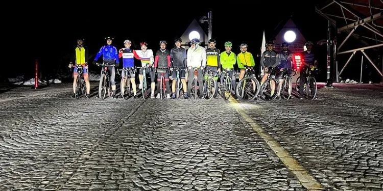 Bursa’da bisiklet tutkunları iftar sonrası Uludağ’a pedal çevirdi