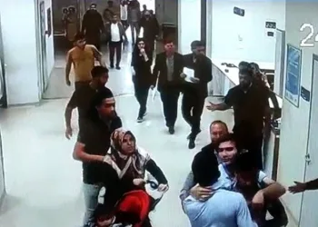Sağlık çalışanlarına tekmeli, yumruklu saldırdı