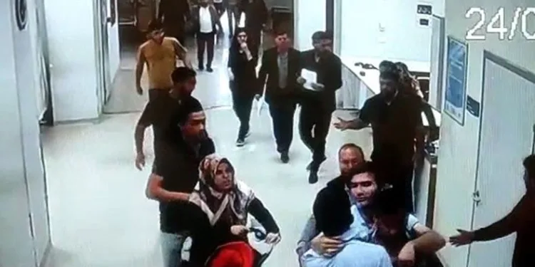 Sağlık çalışanlarına tekmeli, yumruklu saldırdı
