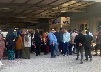 Babasının geri manevra yaptığı aracın altında kaldı