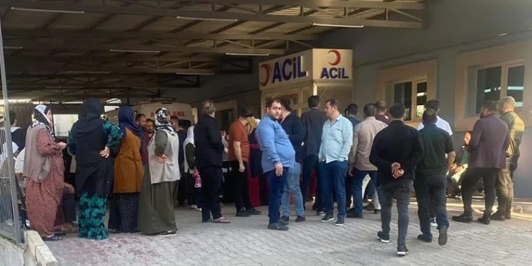 Babasının geri manevra yaptığı aracın altında kaldı