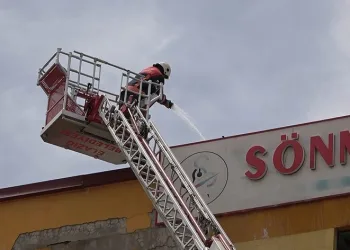 Metruk binanın çatı katında korkutan yangın