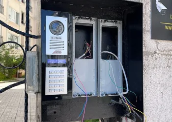 Hırsız apartmanın zil panelini çaldı