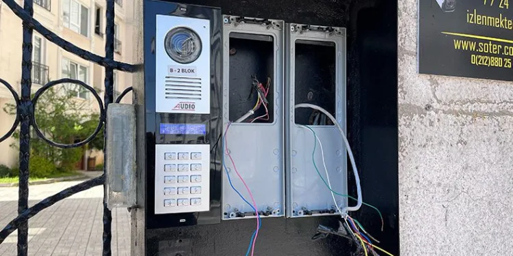 Hırsız apartmanın zil panelini çaldı